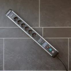 Brennenstuhl Premium-Protect-Line 60.000A Überspannungsschutz-Steckdosenleiste mit USB-Ladefunktion 6-fach 3 m H05VV-F 3G1,5 - 1391010610