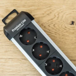 Brennenstuhl Premium-Protect-Line 60.000A Überspannungsschutz-Steckdosenleiste mit USB-Ladefunktion 6-fach 3 m H05VV-F 3G1,5 - 1391010610