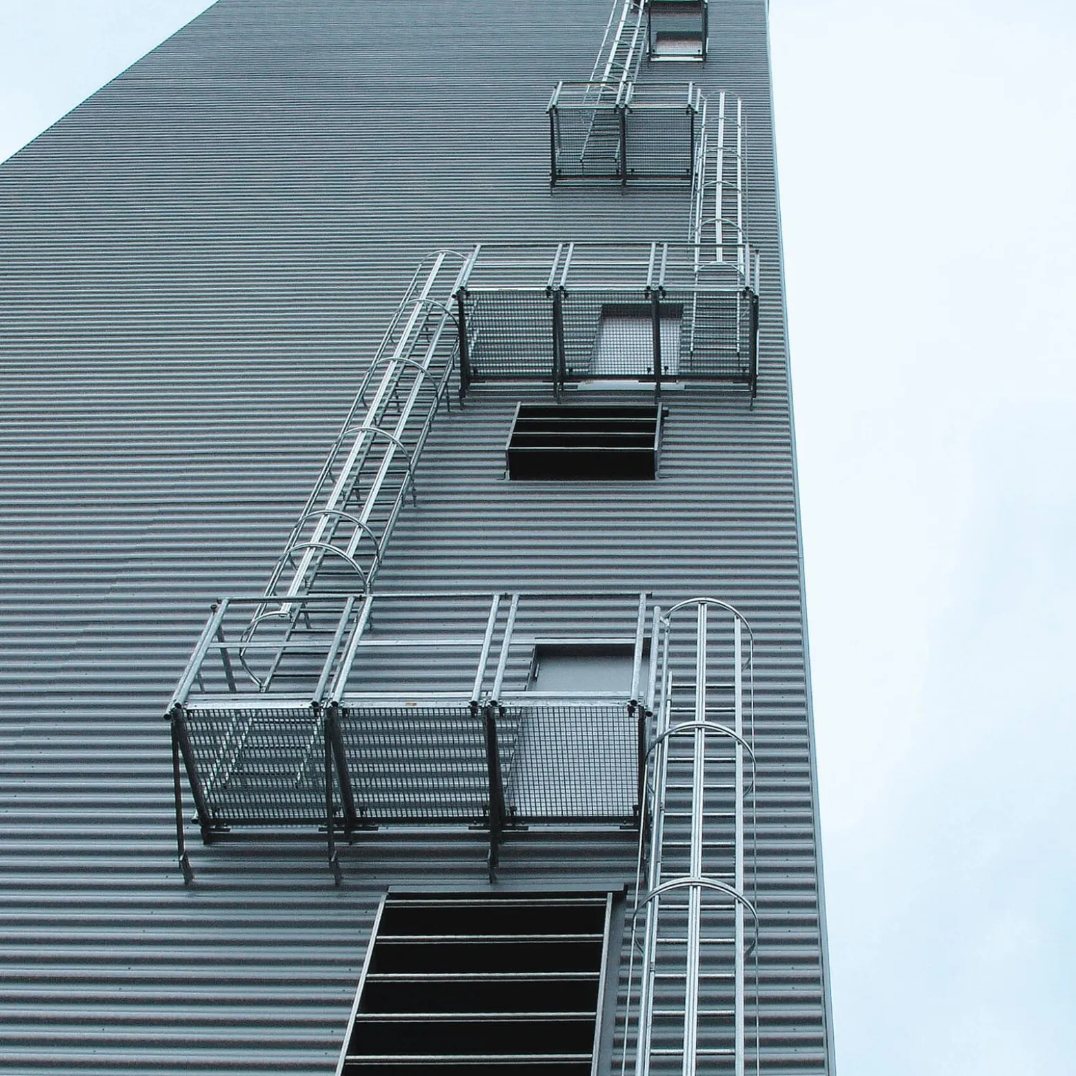 Günzburger Steigtechnik mehrzügige Steigleiter mit Rückenschutz (Bau) Aluminium blank 11,84 m - 510130