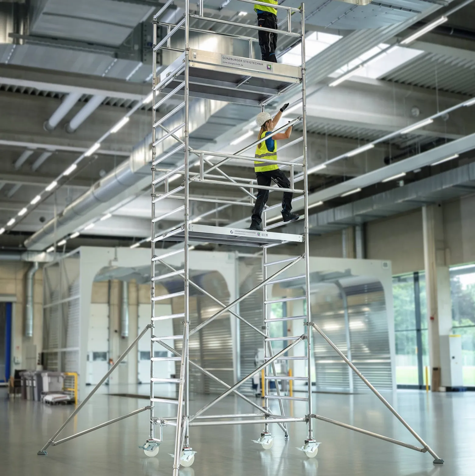 Günzburger Steigtechnik Rollgerüst 1,35 x 2,45 m mit Ausleger & Doppel-Plattform Plattformhöhe 6,35 m - 168636