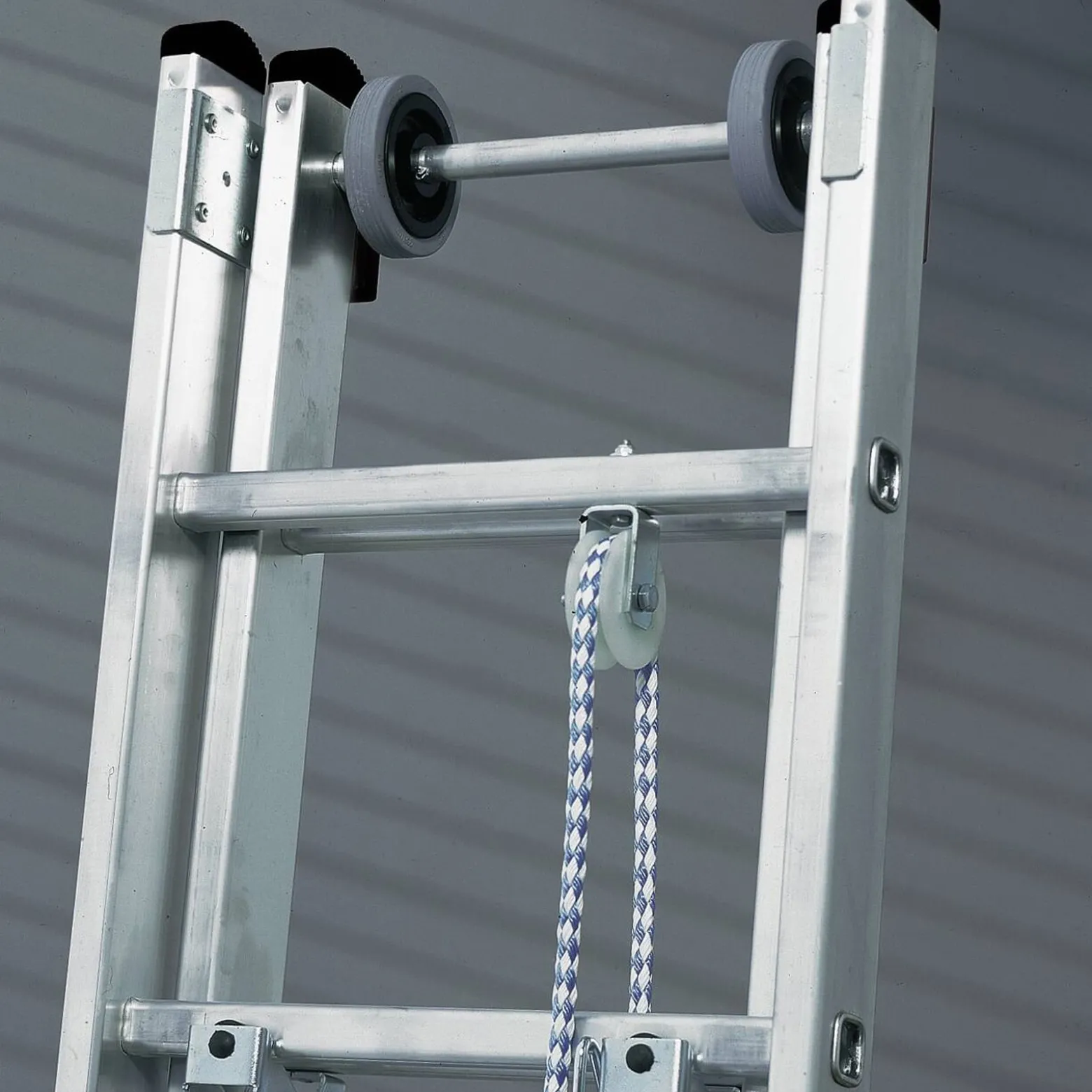 Günzburger Steigtechnik Sprossen-Seilzugleiter 3tlg. mit nivello-Traverse 3 x 14 Sprossen - 022414