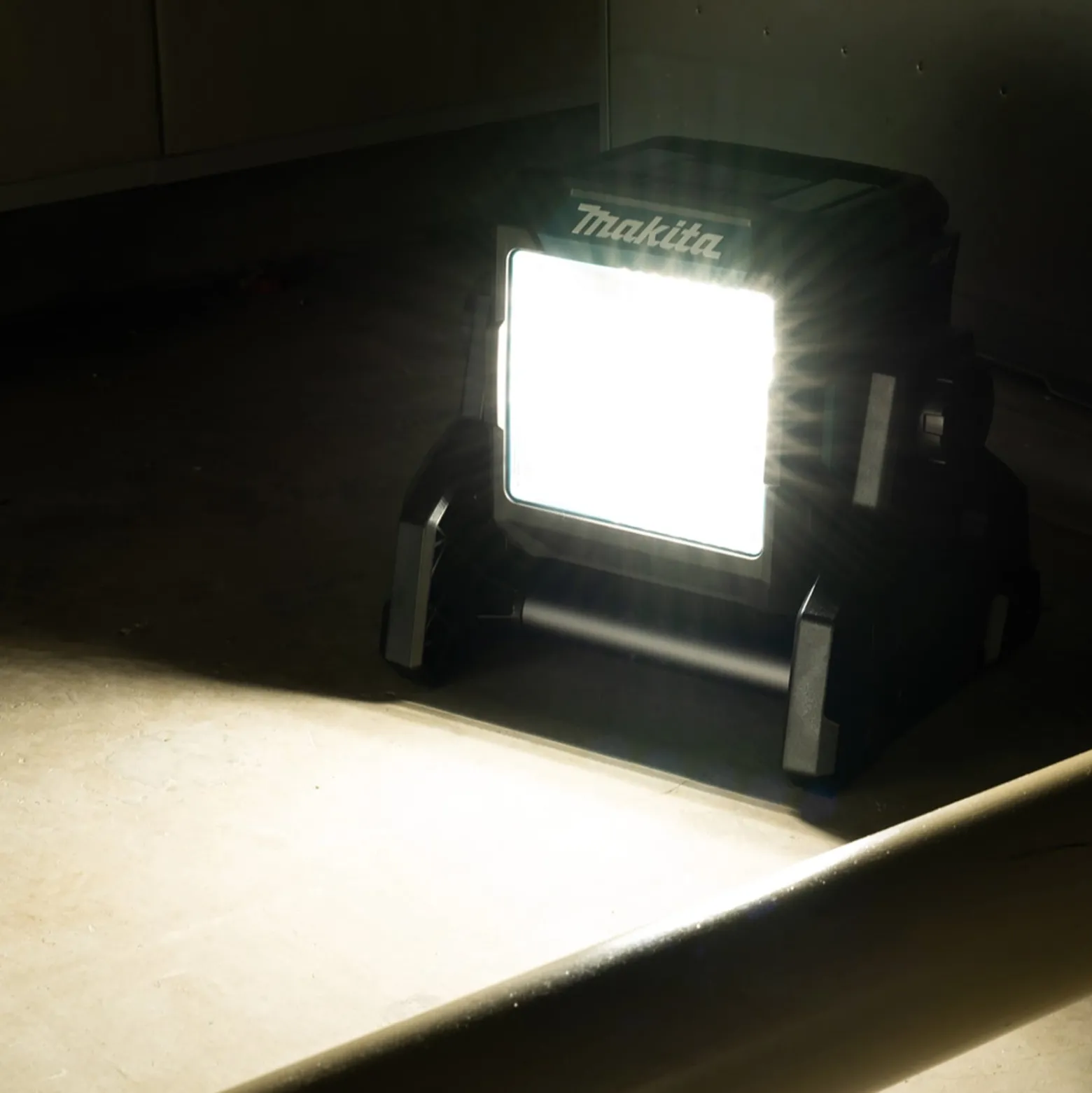 Makita LED-Akku-Baustrahler 18 V - 40 V 1.900 lx Solo - ML003G